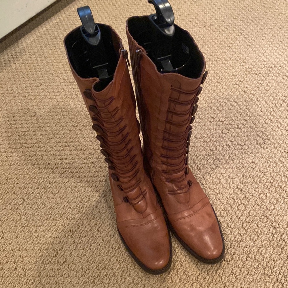 Women’s 8.5 cognac boot.  Leather upper man made sole. Excellent condition.